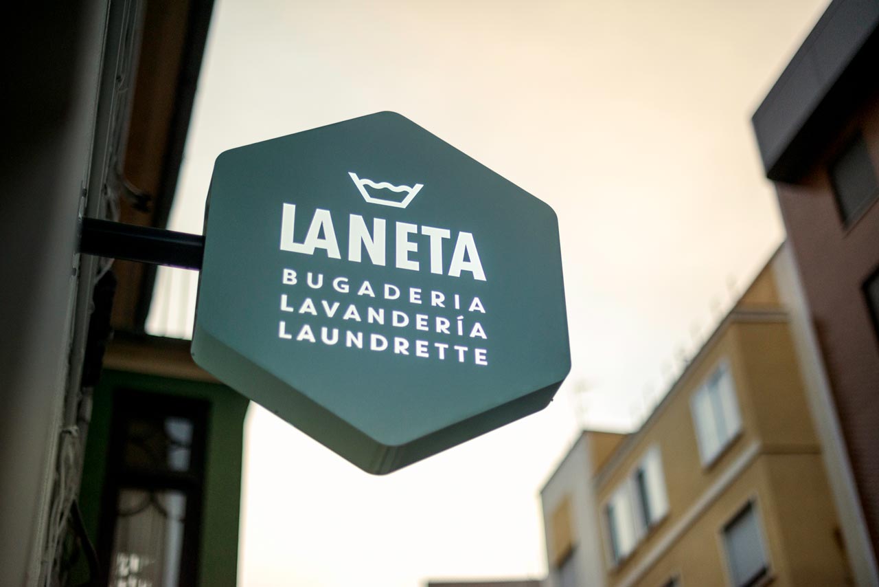 Rotulación corpórea exterior, logotipo luminoso lavandería La Neta