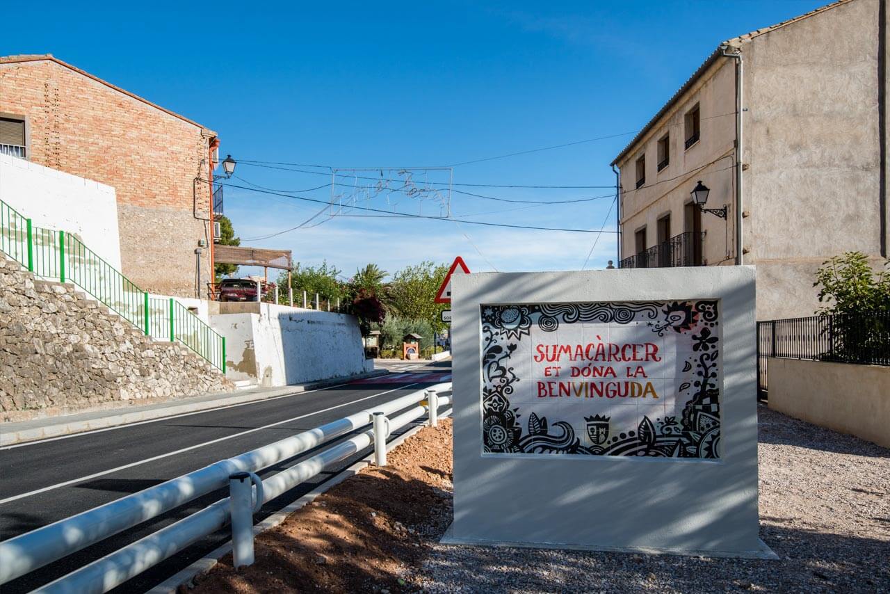Mural vial de bienvenida a Sumacàrcer en la CV560